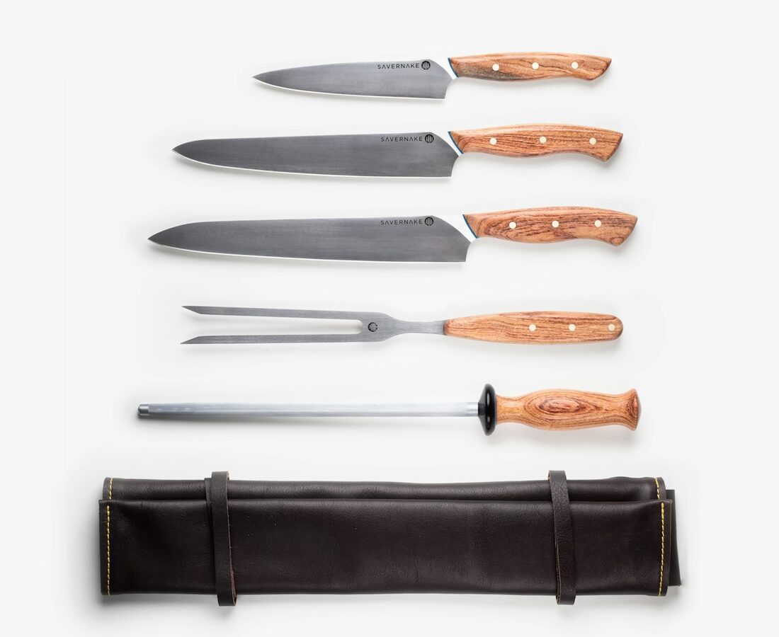 Accesorios y utensilios de cocina sobre mesa de madera